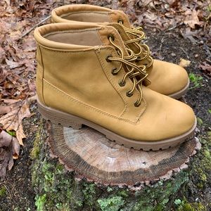 Mountain sole Hiking boots, Only worn twice.